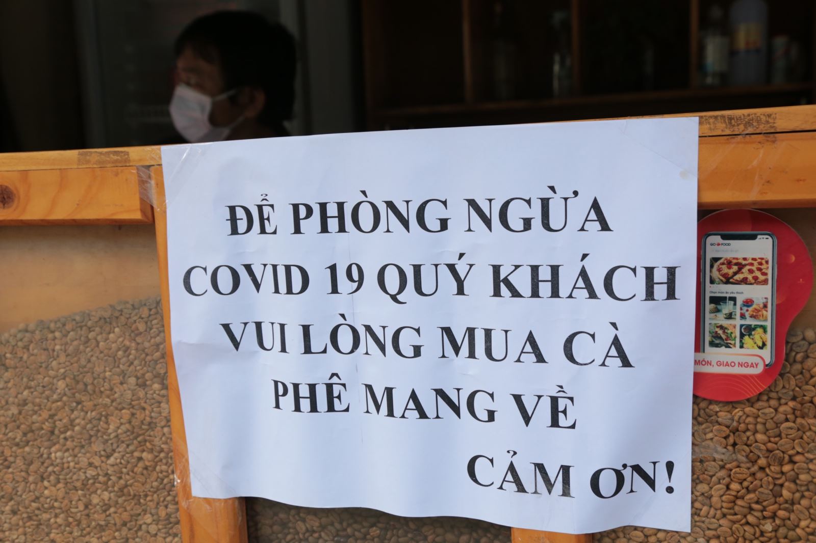 TP Hồ Chí Minh: Ngày đầu tiên cửa hàng ăn uống được phép bán trở lại 